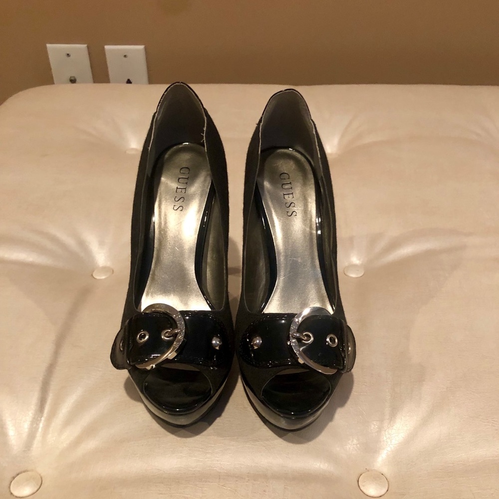 Black Guess pumps